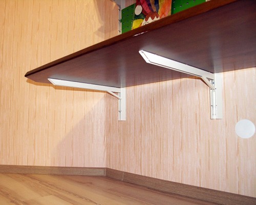 Стеллаж настенный в маленькую гостиную